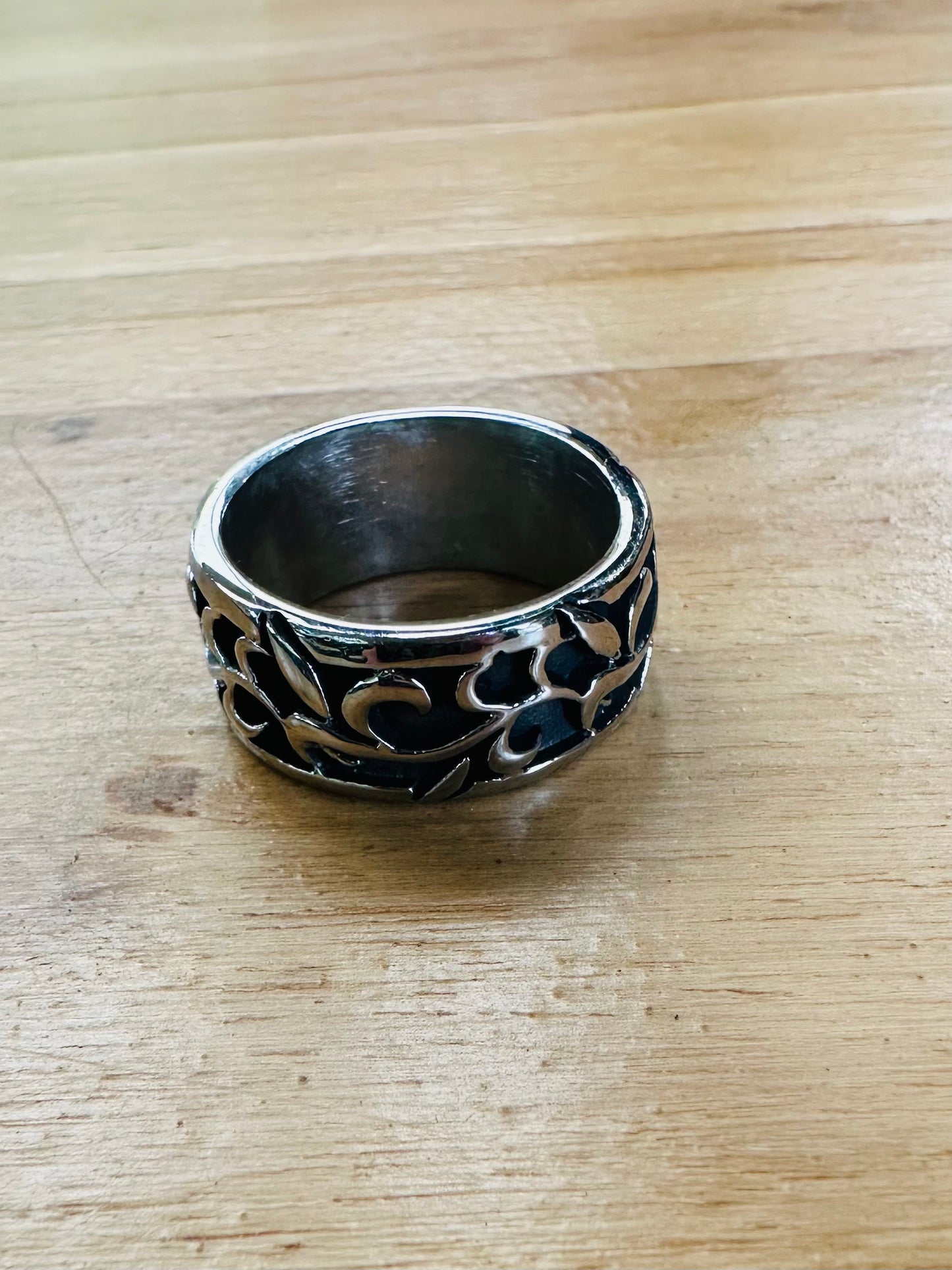 🌿 Stainless Steel Vine Pattern Ring